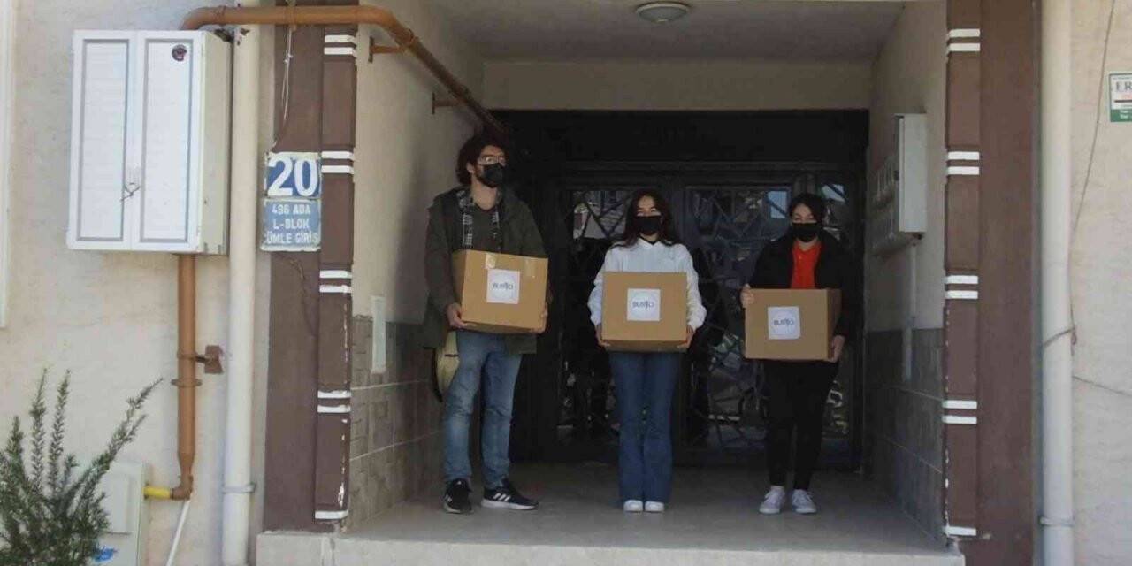 Balıkesir’de üniversiteliler ihtiyaç sahiplerine gıda yardımı götürdü