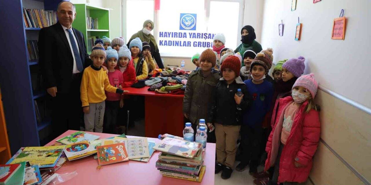 ’Hayırda yarışan kadınlar’ hem kütüphane kurdu hem de yetimleri sevindirdi