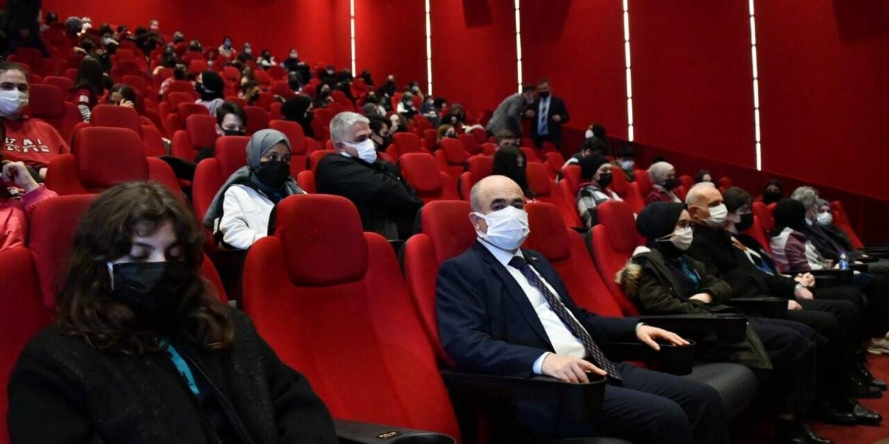 Vali Dağlı ’Kesişme: İyi ki Varsın Eren’ filmini lise öğrencileriyle birlikte izledi