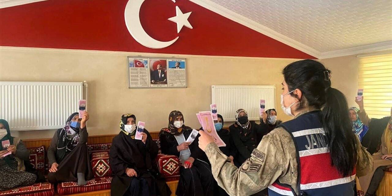 Erzincan’da jandarma, uyuşturucu ile mücadelede bilinçlendirme faaliyetlerine devam ediyor