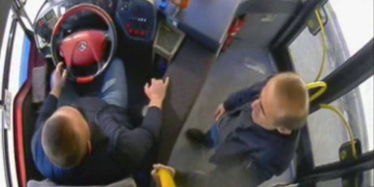 Maske takmamakta direnen vatandaşı otobüsten indirdi
