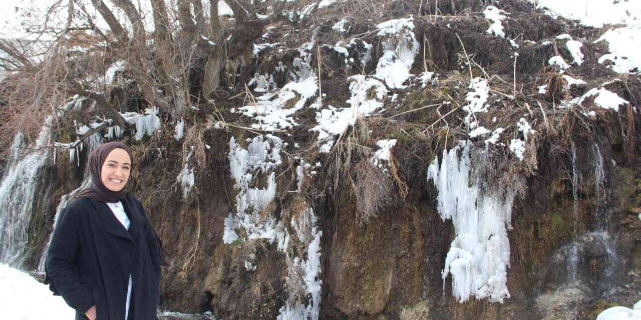 Arpet Şelalesi kısmen dondu