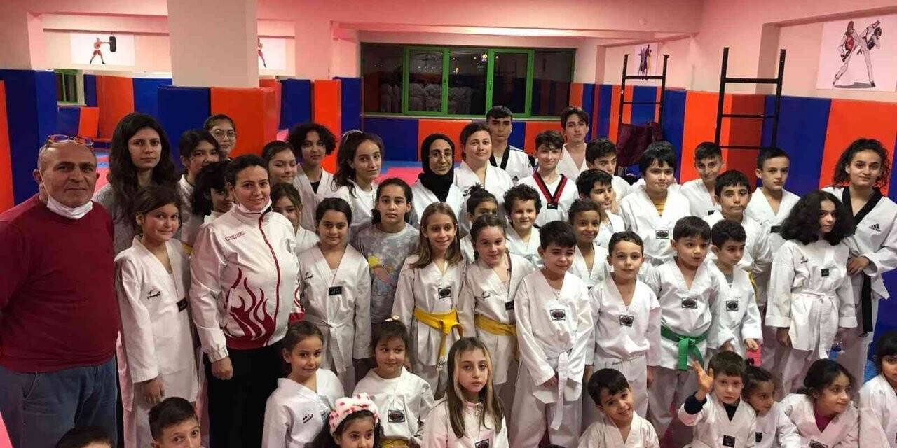Burhaniye’de tekvandocu gençlere kuşak sınavı