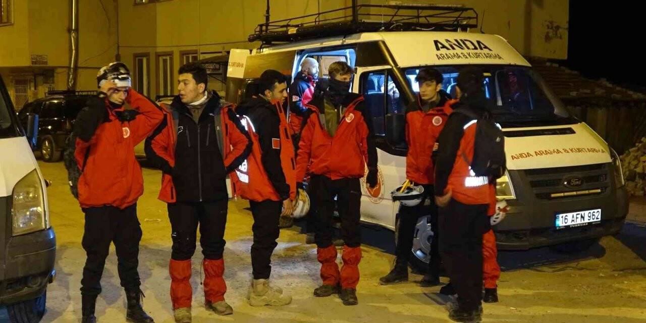 60 kilometre uzaktan havadan geldi, 2 bin 486 metre yüksekliğindeki zirvede mahsur kalan turisti kurtardı