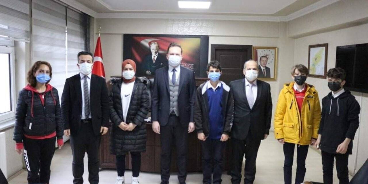 Başarılı ögrenci sporcuları Ulus Kaymakamı ödüllendirdi