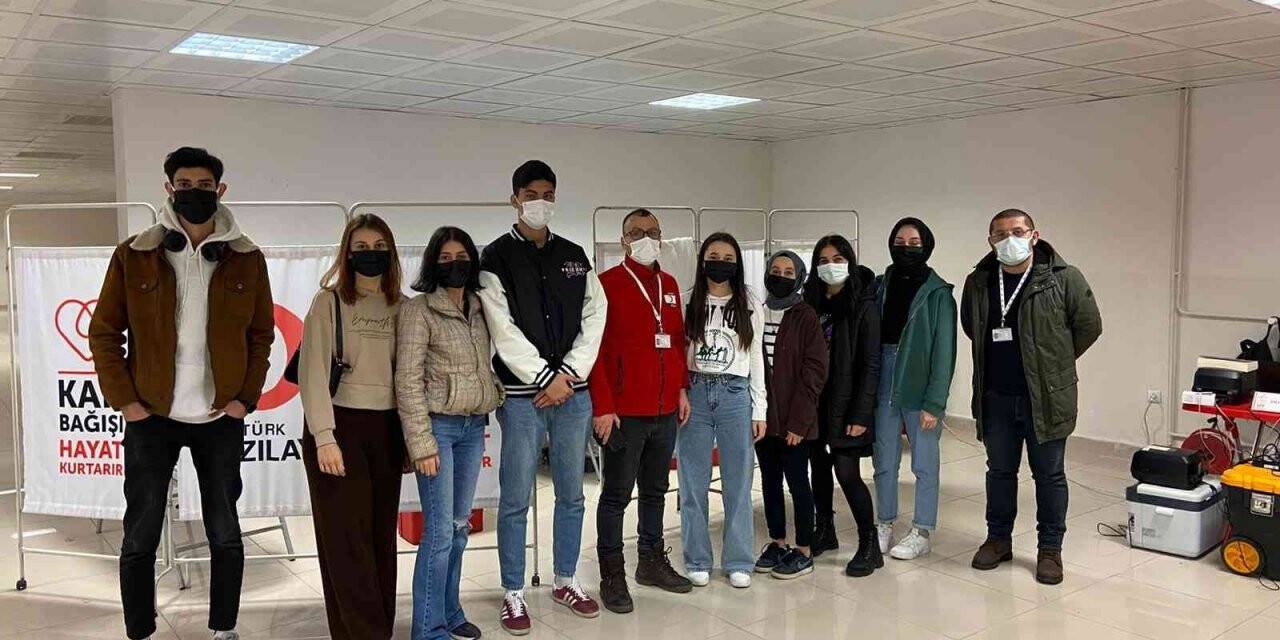 Üniversite öğrencileri kan bağışına dikkat çekti