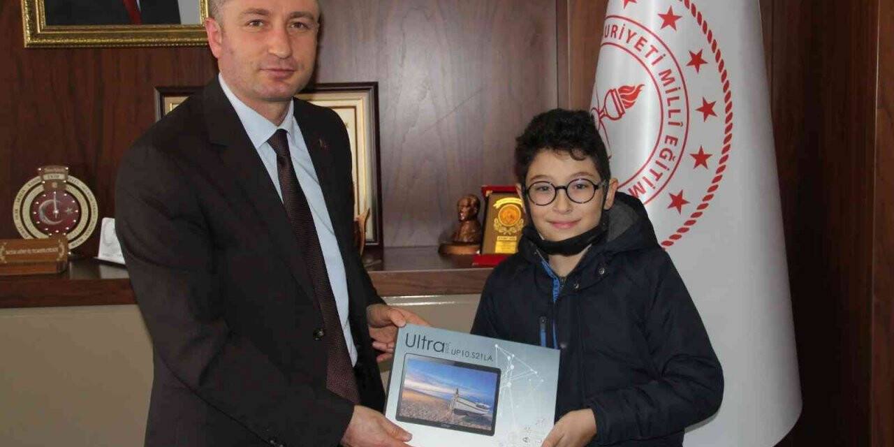 Ağrılı başarılı öğrenciler, Milli Eğitim Müdürü Kökrek’i ziyaret etti