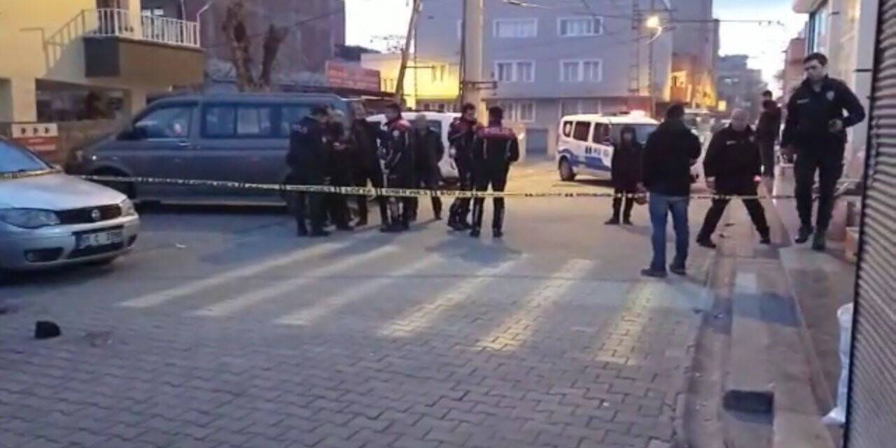 Yaşlıların bıçaklı kavgasında 1’i boğazdan aldığı darbelerle ağır yaralandı