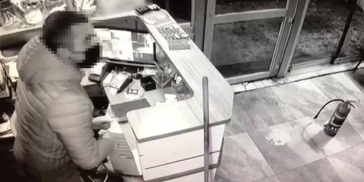 Kapısını zorlayarak içeri girdi, kasadan para çaldı