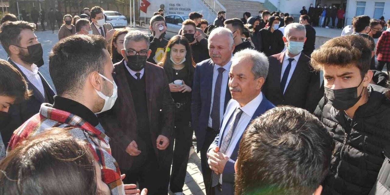 Başkan Akkaya teneffüste öğrencilerle buluştu