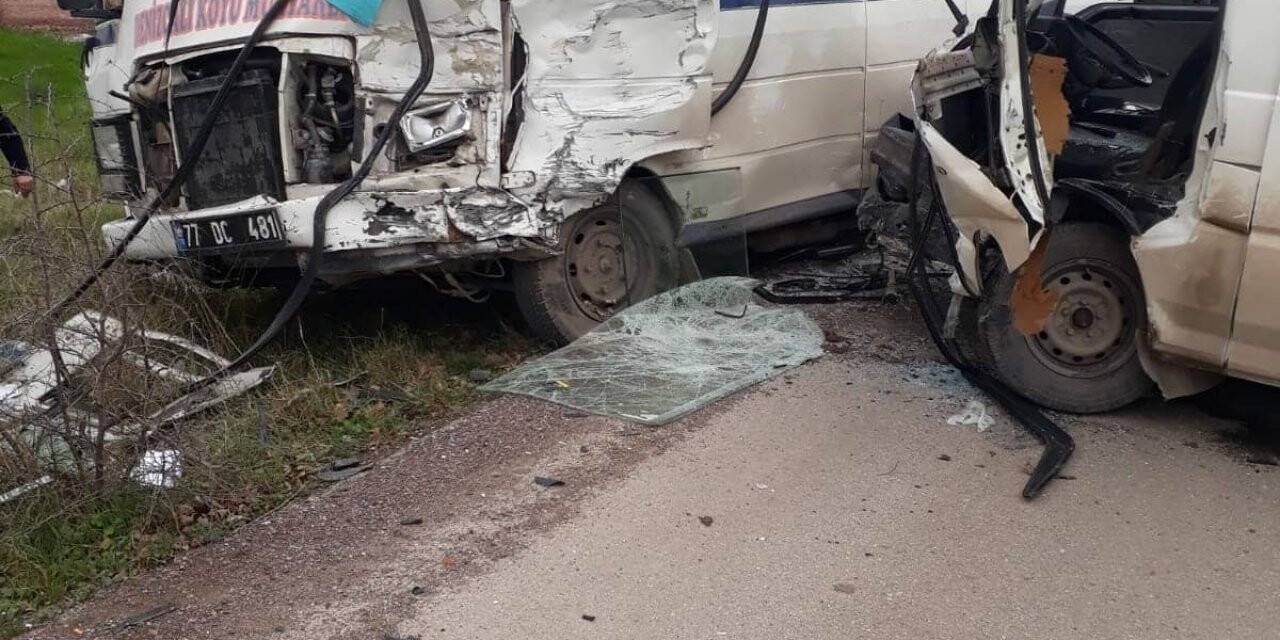Yalova’da yolcu minibüsü ve panelvan çarpıştı: 5 yaralı