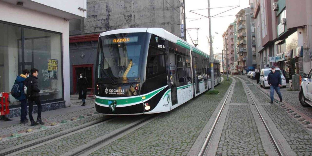 Kırmızı ışıkta geçen otomobil, tramvaya böyle çarptı