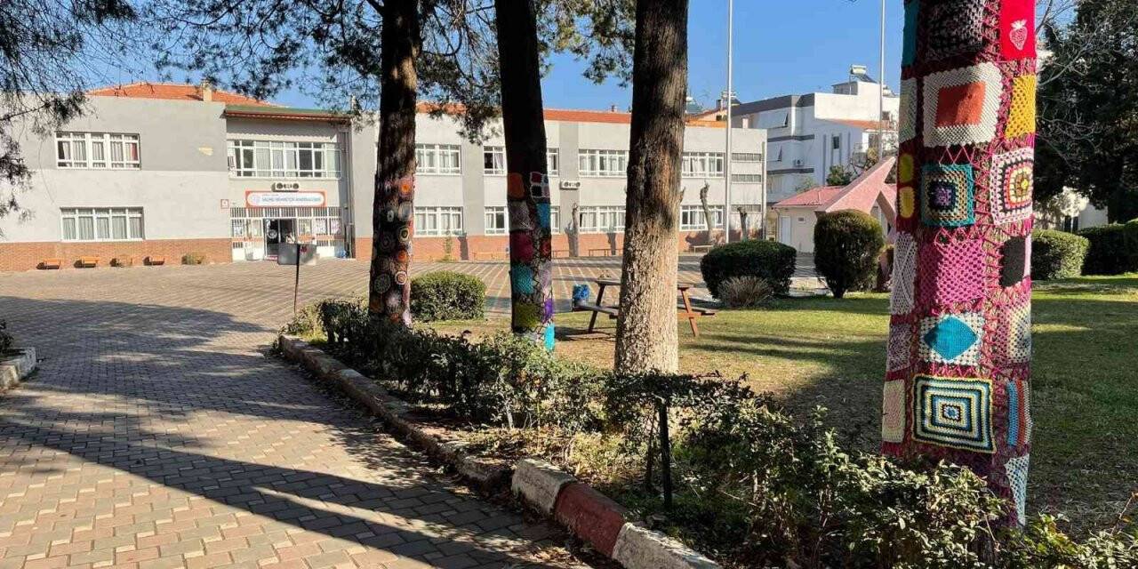 Salihli’de ağaçlar örgü motiflerle süslendi