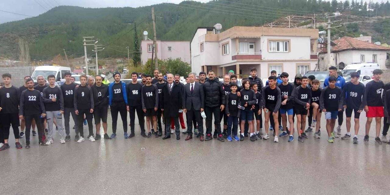 Kurtuluş koşusunda dereceye girebilmek için ter döktüler