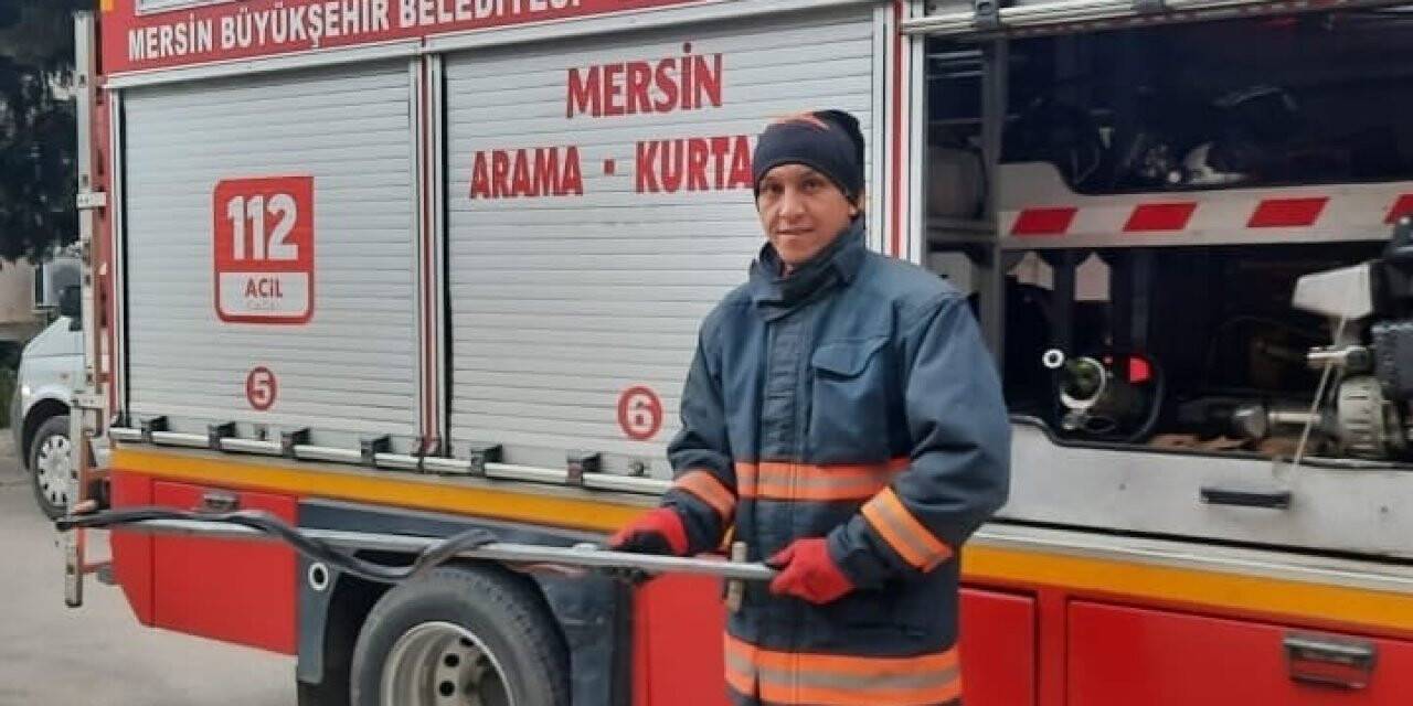 Otomobilin altına giren yılanı itfaiye çıkardı