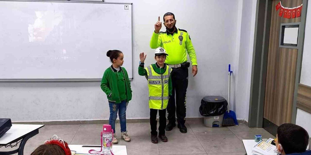 Okullarda öğrencilere trafik eğitimi
