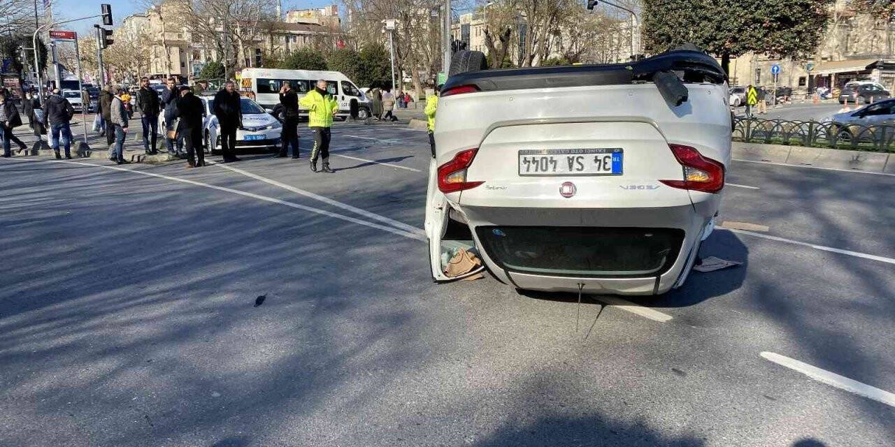 Fatih’te öğrenci servisiyle otomobil çarpıştı: 2 yaralı