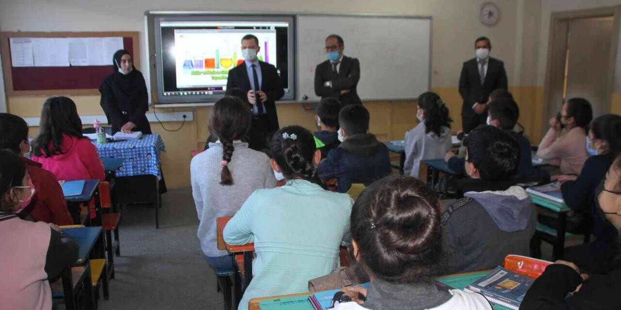 Kaymakam Demirer’den öğrencilere moral ziyareti