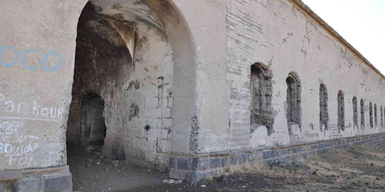 Kars tabyaları yok oluyor