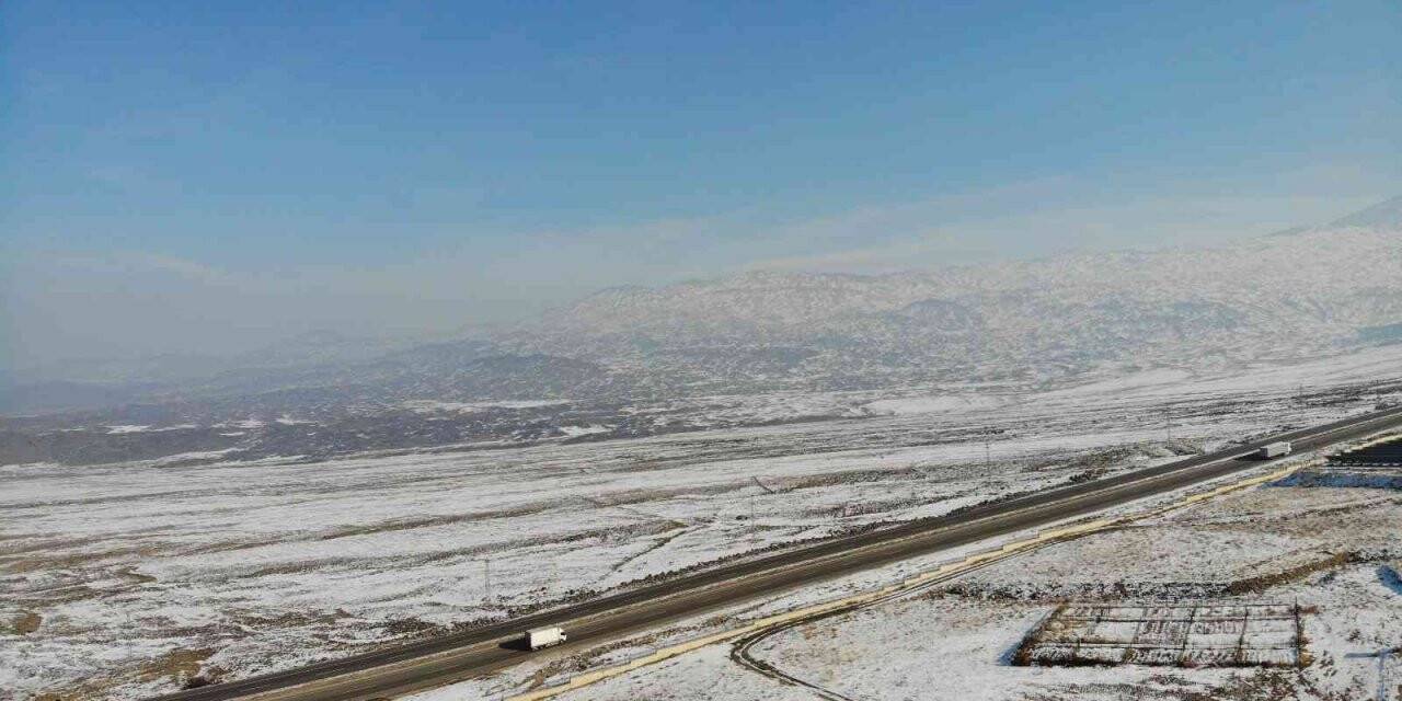 Kar yağışı sonrası kapanan 15 köy yolu ulaşıma açıldı