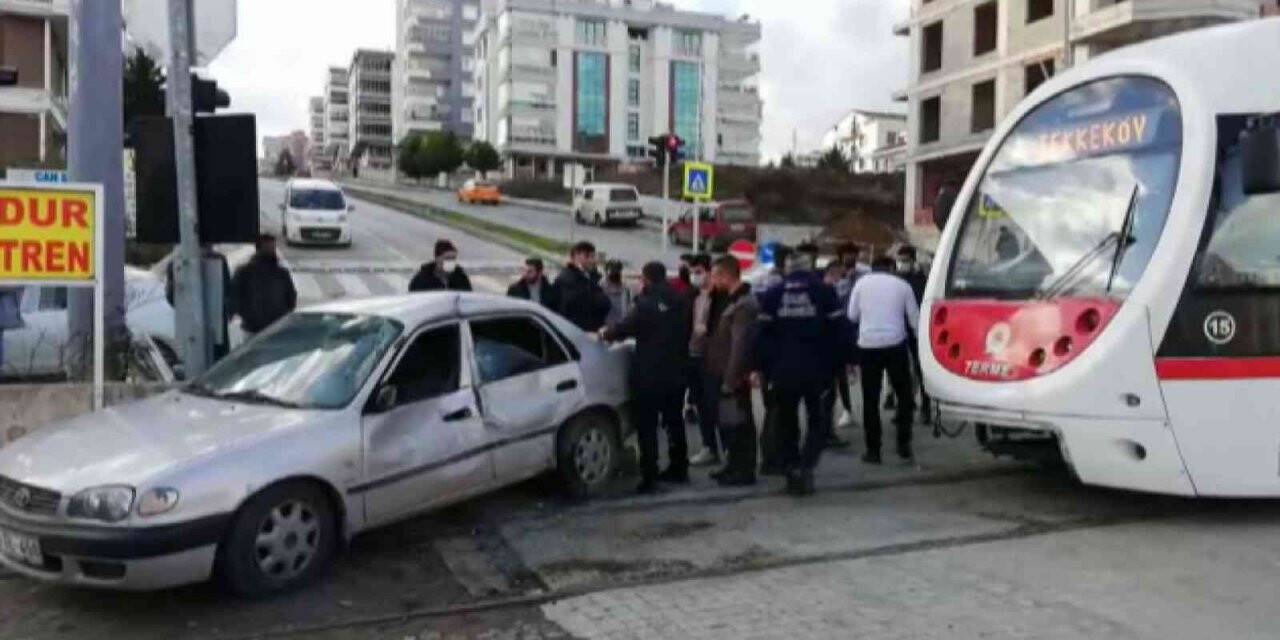 Samsun’da tramvay otomobile çarptı
