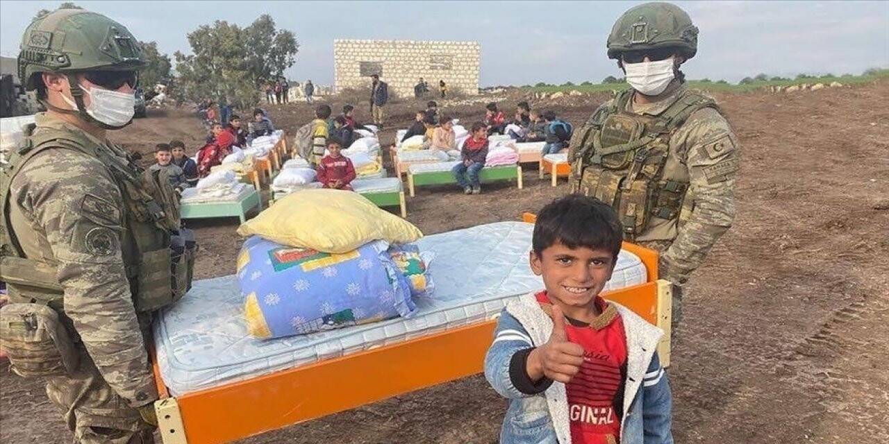 Mehmetçik'ten Bahar Kalkanı bölgesindeki çocuklara yatak ve yorgan yardımı