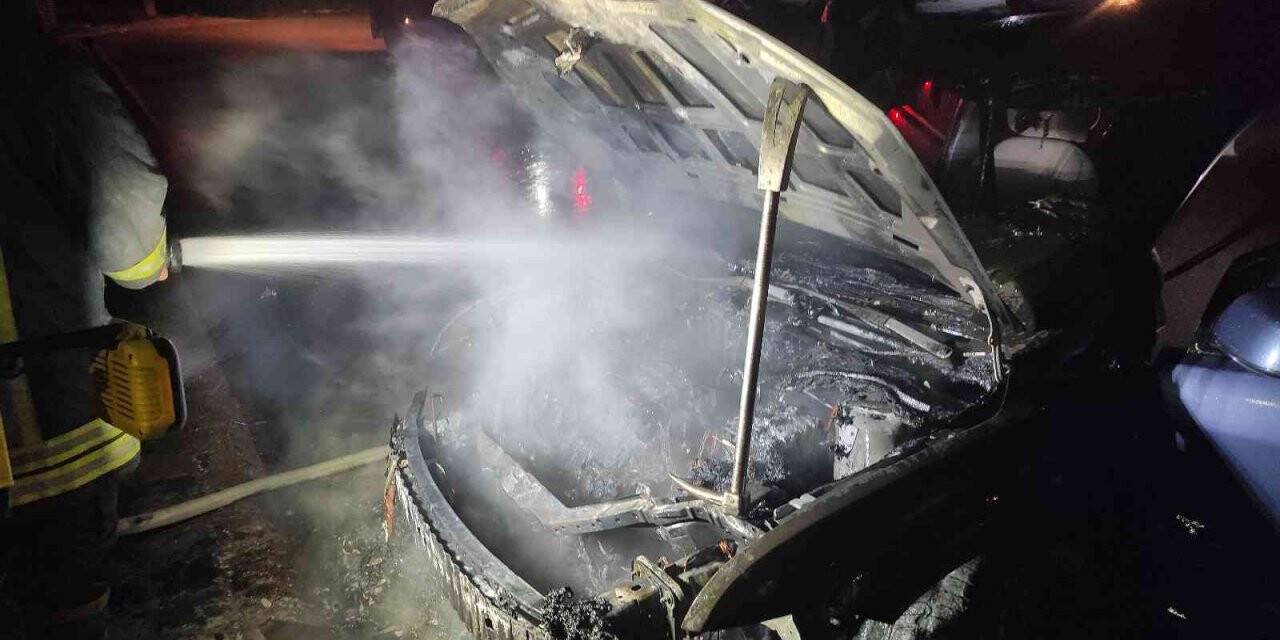 Hastane otoparkında otomobil yandı