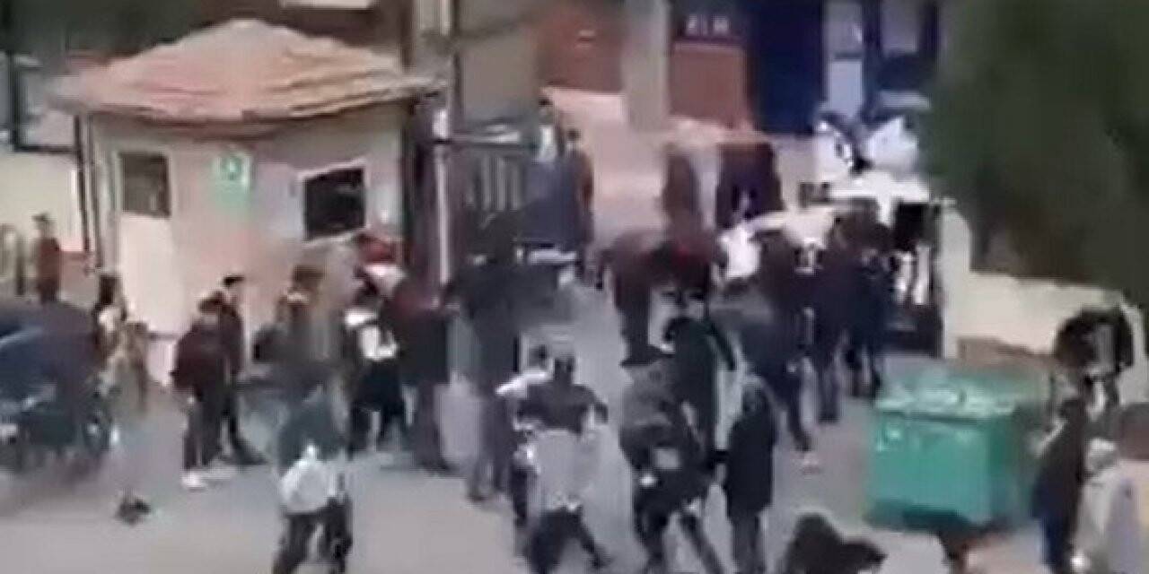 Öğrencilerin kavgasına veliler de karıştı: 3 yaralı