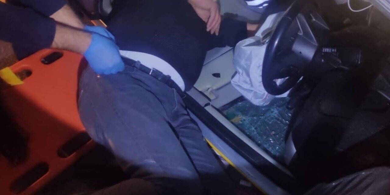 Otomobille çarpışan ticari taksi takla attı: 2 yaralı