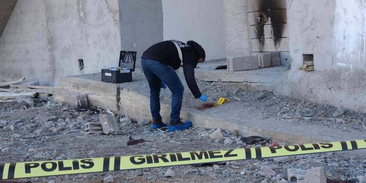 İnşaatta kimliği belirsiz erkek cesedi bulundu