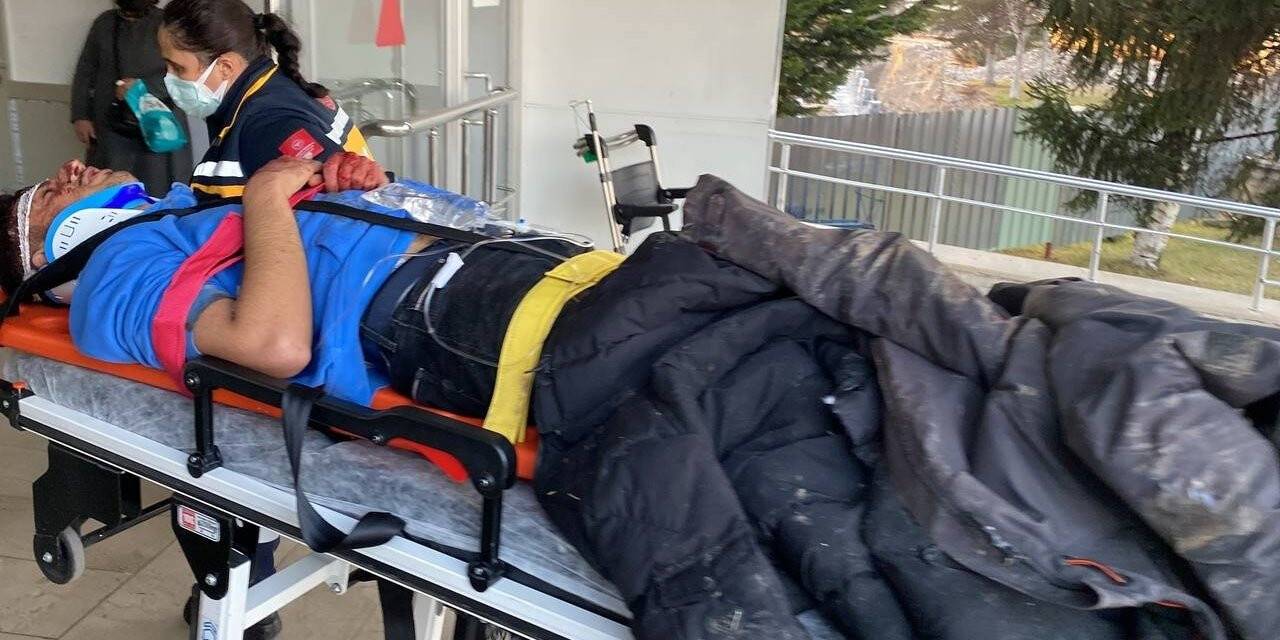 Üniversite öğrencilerini taşıyan midibüs devrildi: 1 ölü, 21 yaralı
