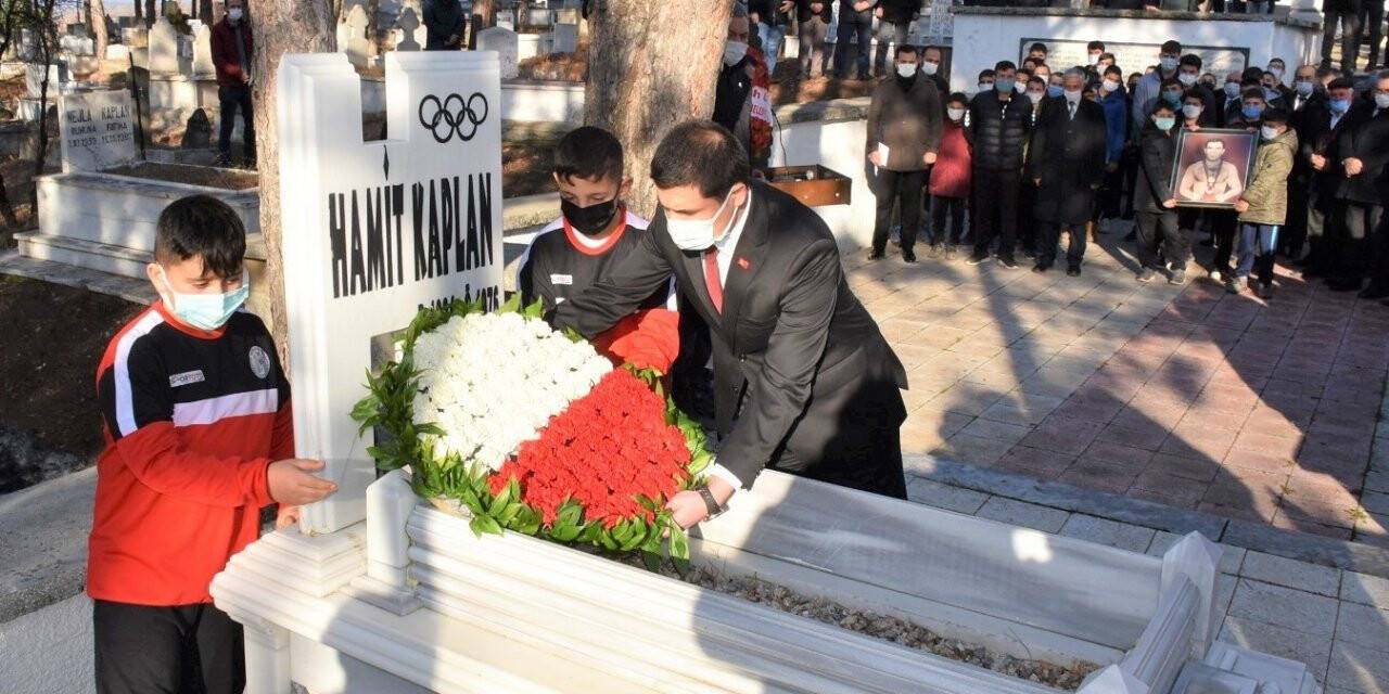Dünya ve olimpiyat şampiyonu Hamit Kaplan, mezarı başında anıldı