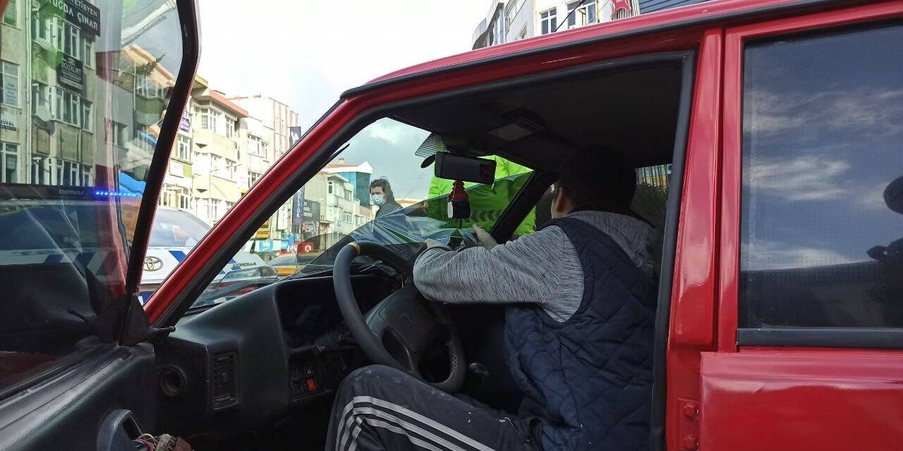 Ceza yememek için cam filmlerini elleriyle söktüler