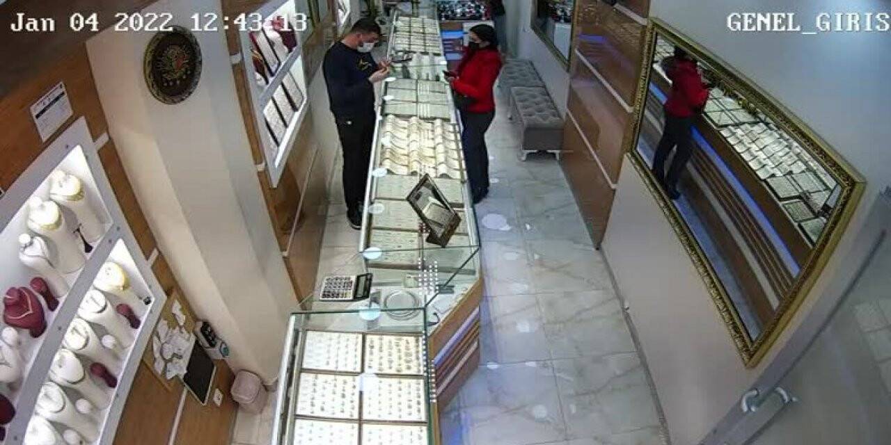 İstanbul’da kuyumculara sahte altın bilezik satan biri kadın 2 zanlı yakalandı