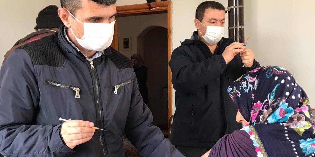 Sağlık çalışanlarının köylerdeki aşı çalışması sürüyor