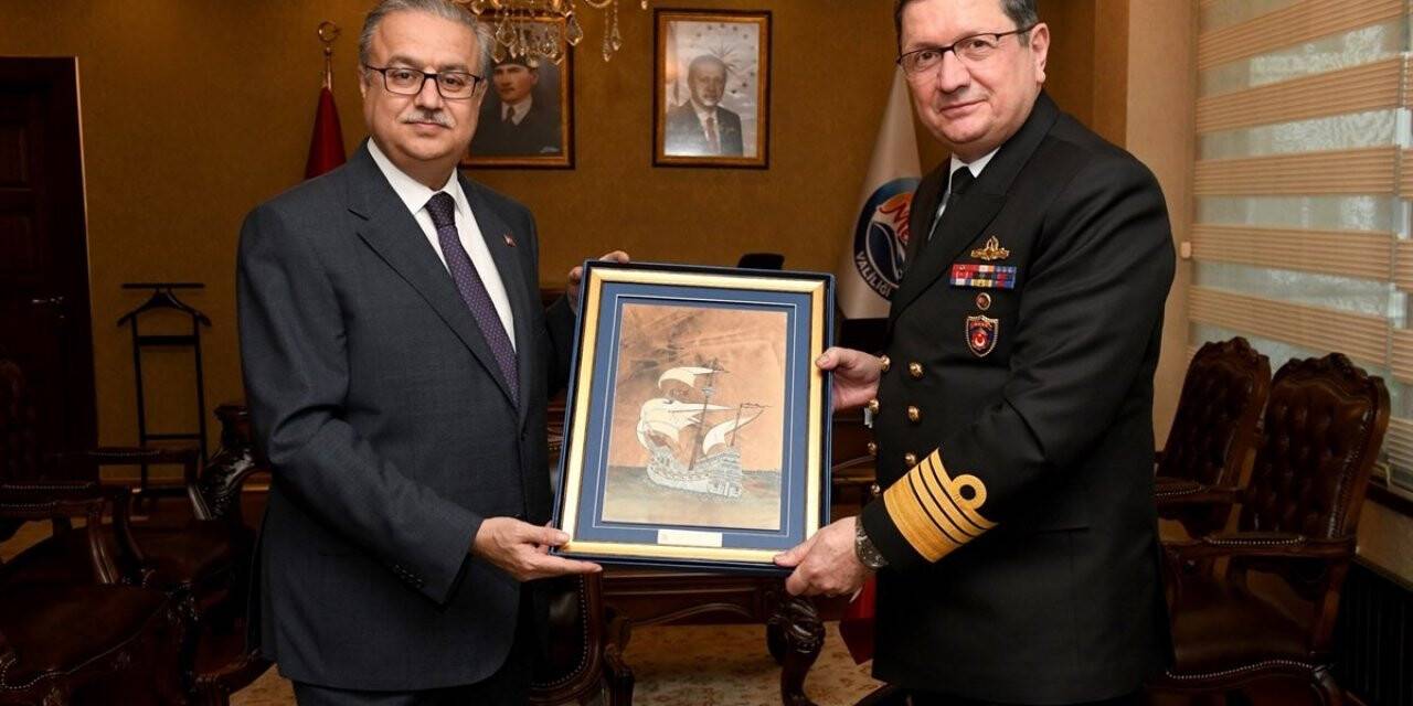 Deniz Kuvvetleri Komutanı Oramiral Özbal, Vali Su’yu ziyaret etti