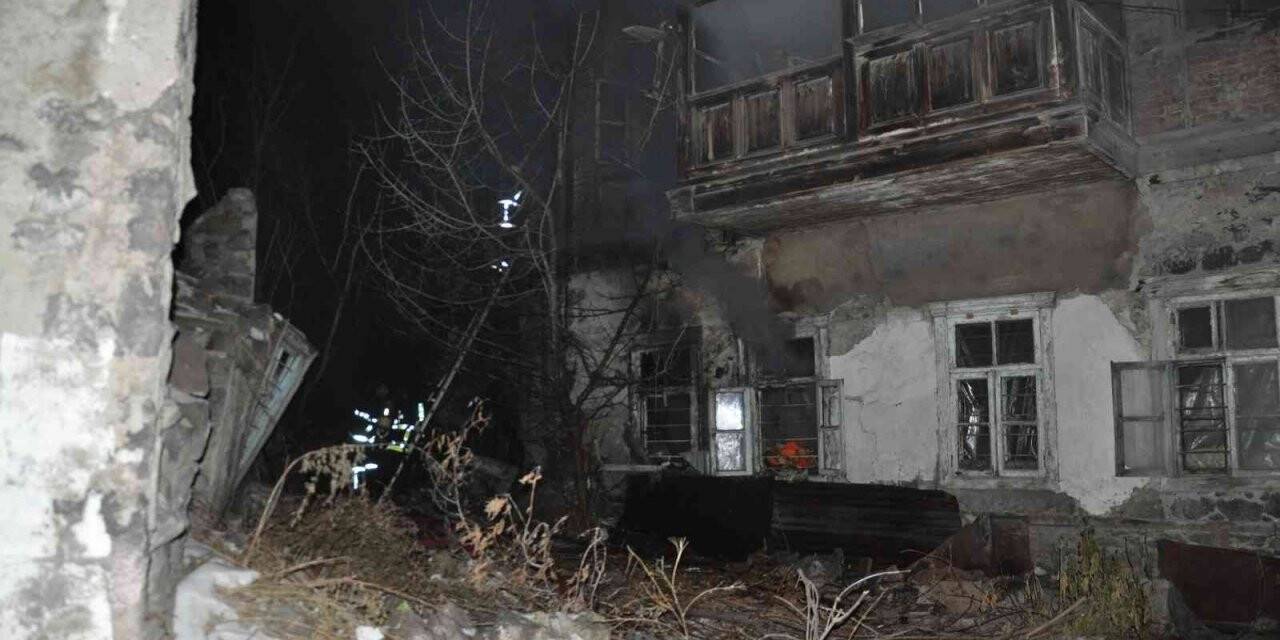 Kars’ta tarihi ahşap bina yandı