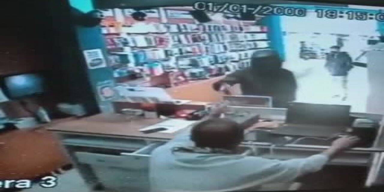 İşyeri sahibi hırsızı fark etti, tokat atıp dışarı çıkarttı