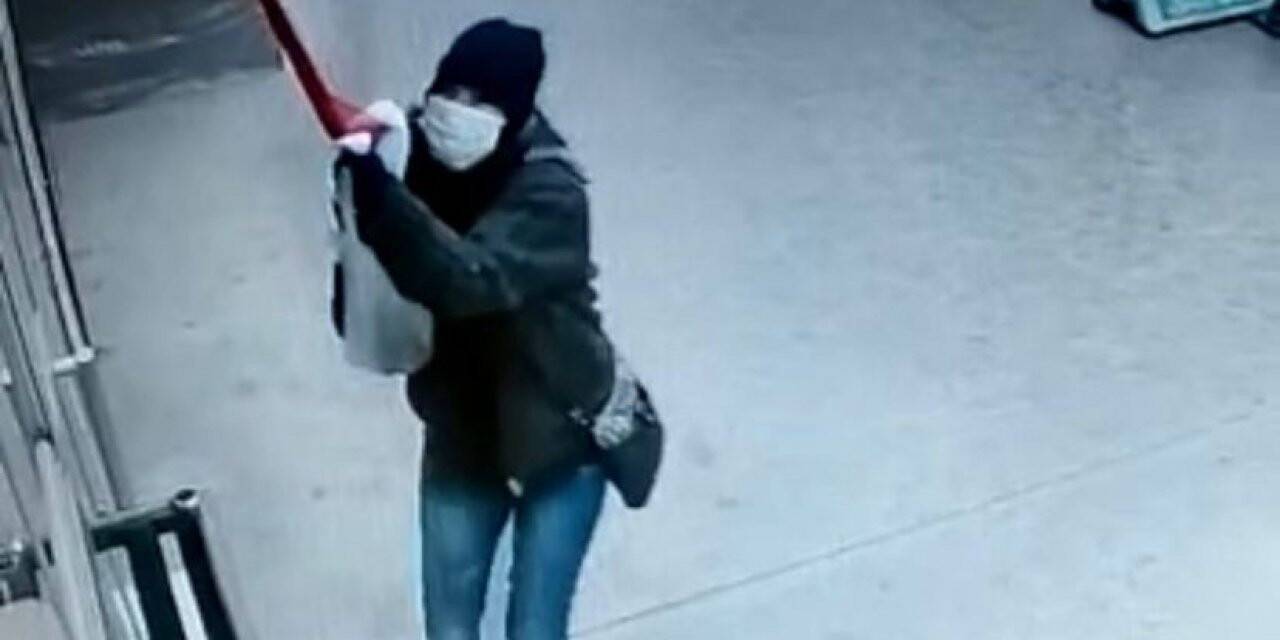 Türk bayrağına saldıran kadın hastanede gözlem altına alındı