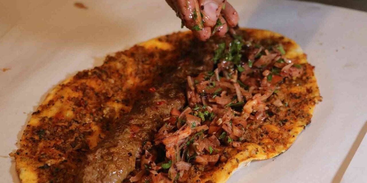 Adana’da yeni trend: "Lahmacun arası kebap"