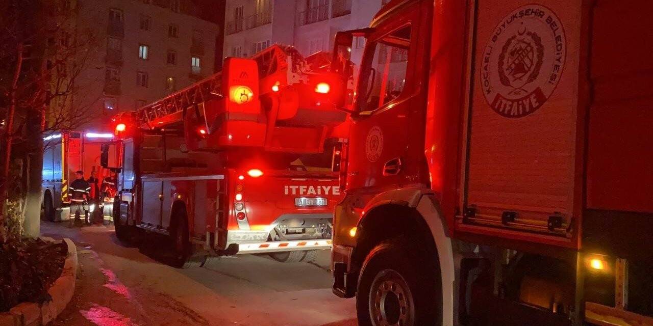 Binanın giriş katında çıkan yangın korkuttu
