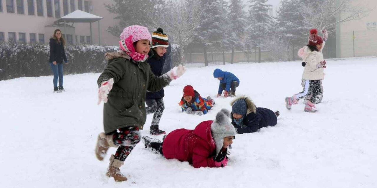 Okul bahçesinde minik öğrencilerin kartopu keyfi
