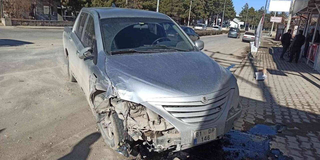 İki kamyonetin çarpıştığı kazada 1 kişi yaralandı
