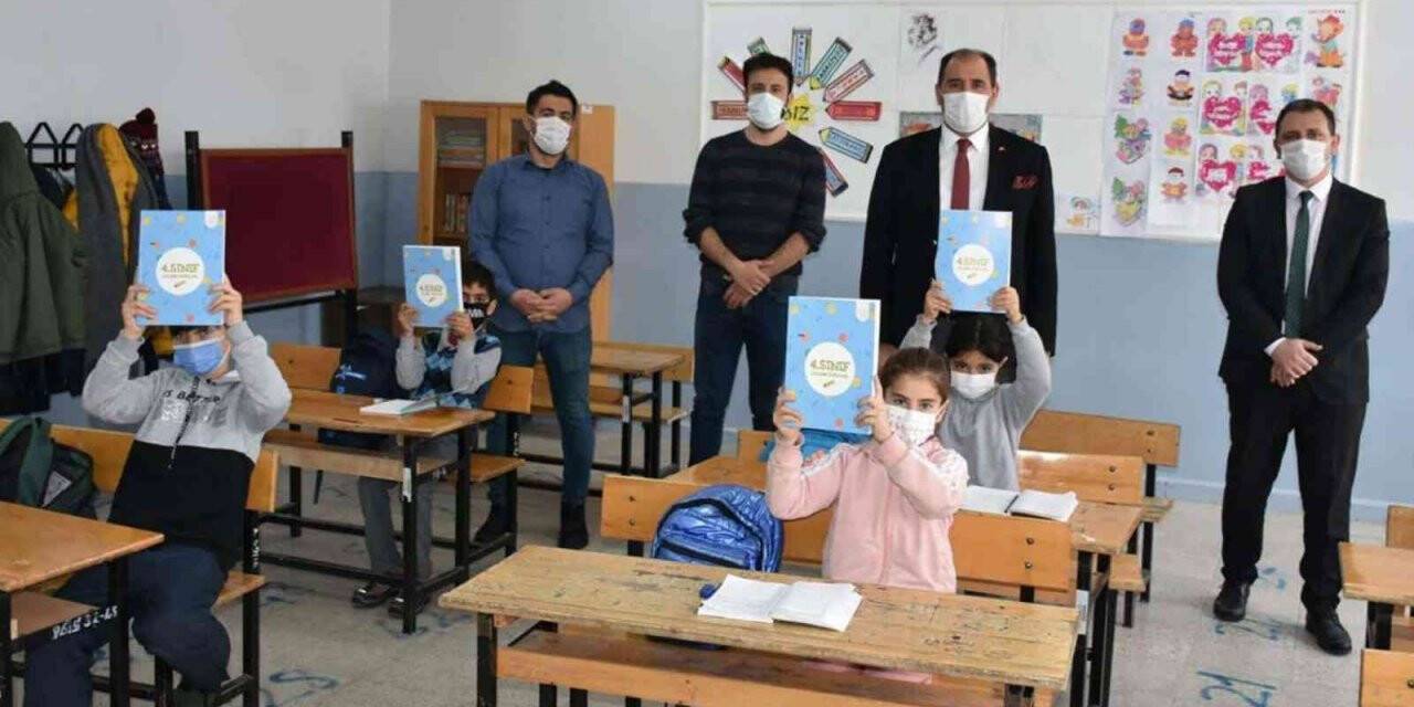 Yardımcı kaynak kitaplar öğrencilere ulaştırıldı
