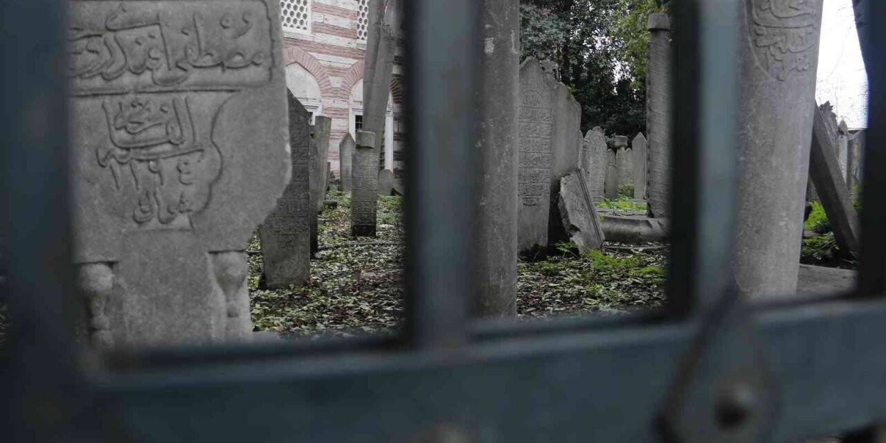 İstanbul’un göbeğinde tarihi mezarlıklar yok oluyor