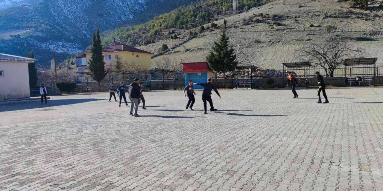 Kaymakam çocuklarla maç yaptı