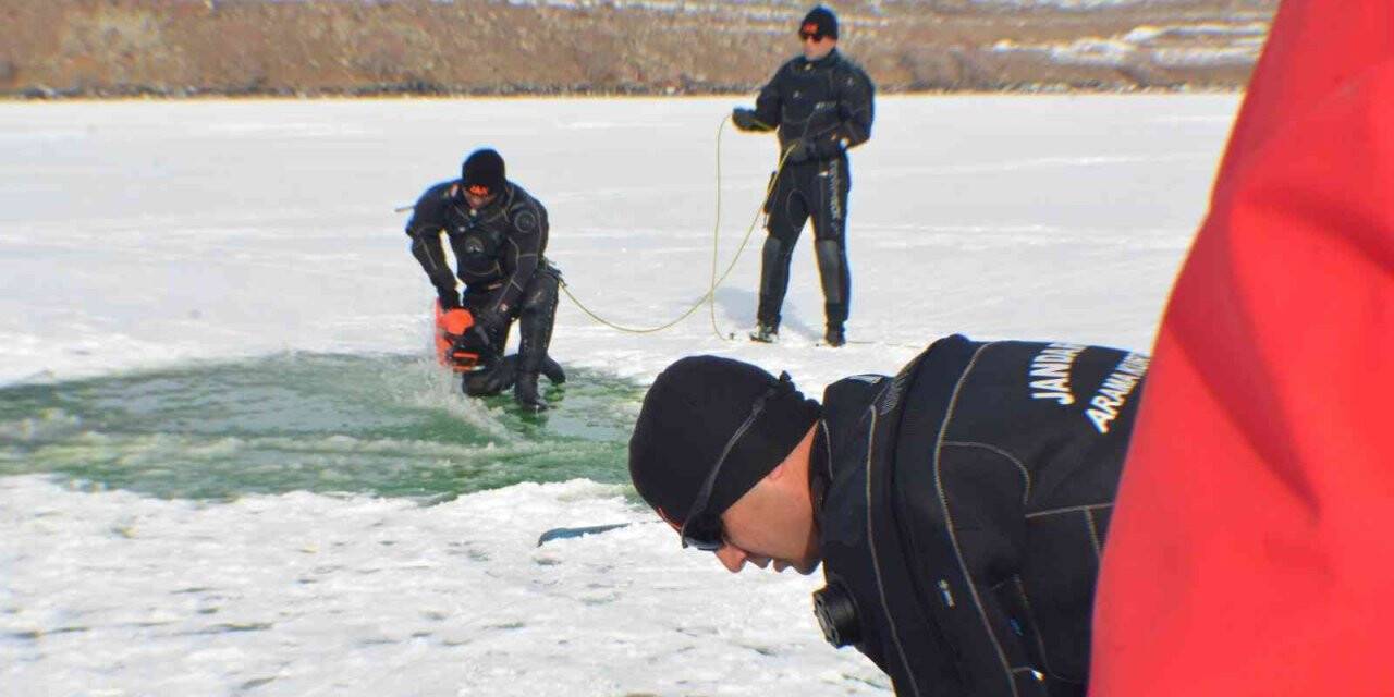 Donan gölde testere ile buzu kesip dalış yaptılar