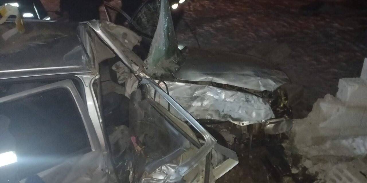 Otomobil duvara çarptı: 2 ölü