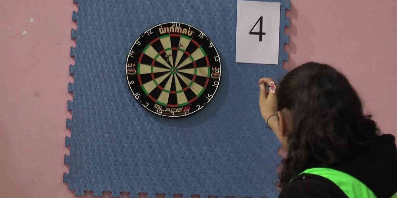 Öğrenciler hedefi vurmak için ok attı