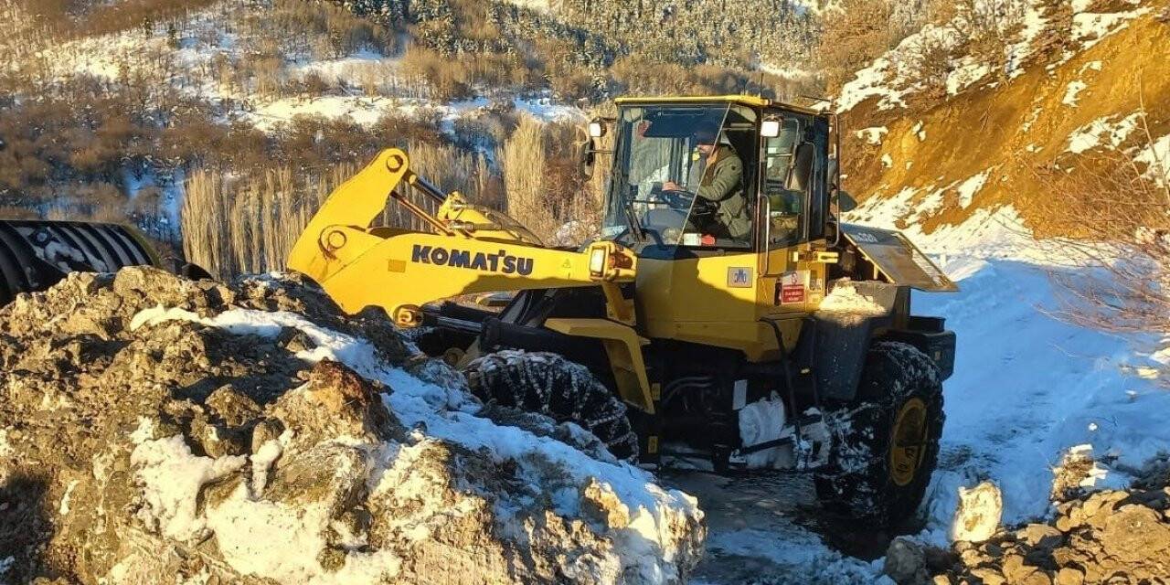 Kayalar köy yolunu kapattı, ekipler seferber oldu